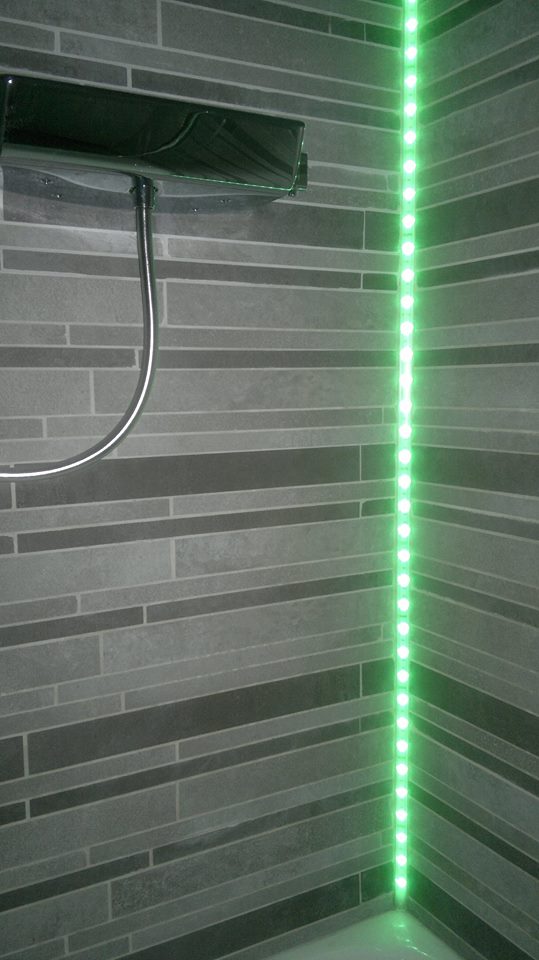 Mise en valeur d’une douche avec éclairage RGB